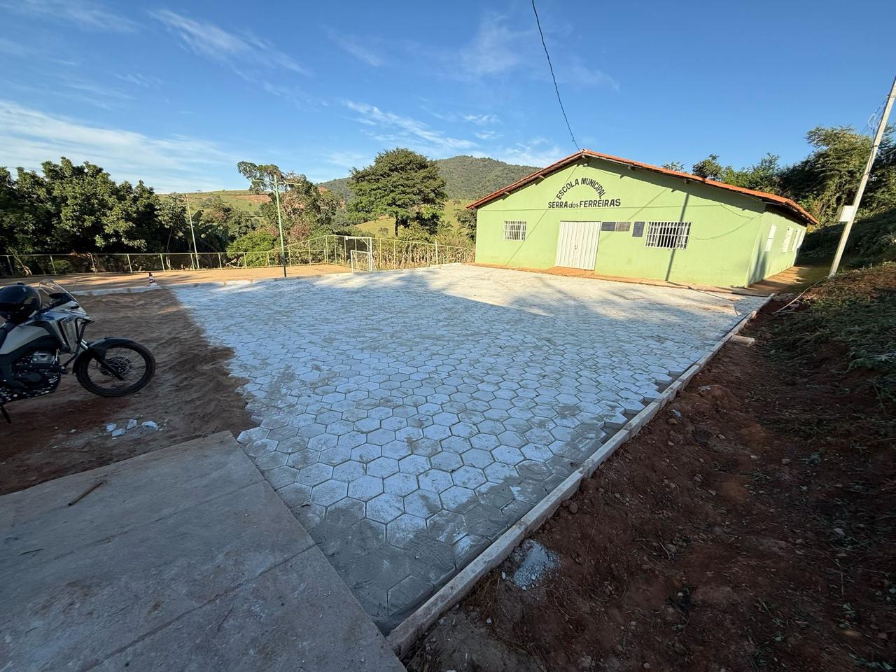 Execução de Piso Intertravado na Escola da Comunidade de Serra dos Fererreiras